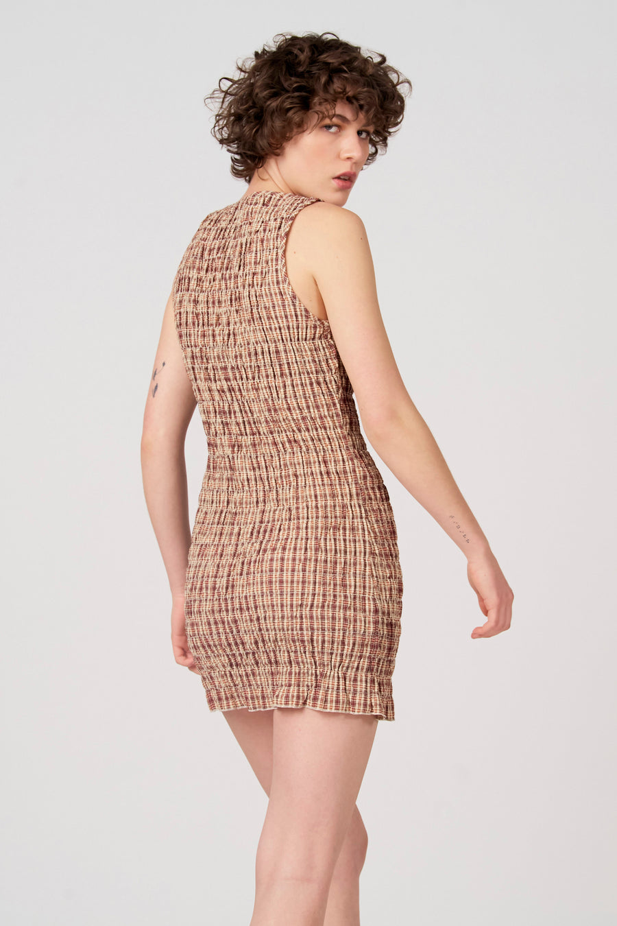 Rode mouwloze jurk van Unwind, met een geruite textuur en elastische taille.