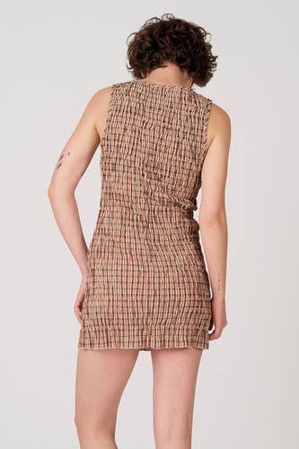 Rode mouwloze kleedje van Unwind, met een ruitpatroon en smockdetails, rug aanzicht.
