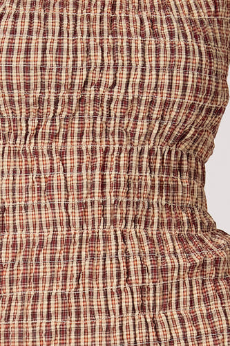 Rode mouwloze jurk van Unwind, met een geruite print en een gesmokte taille.