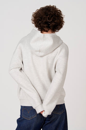 Grijs gilet van Unwind, met capuchon en lange mouwen, gedragen met donkere jeans, gezien van achteren.
