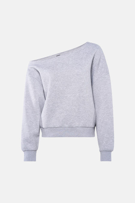 Grijze sweater van Unwind met een blote schouder en lange mouwen.
