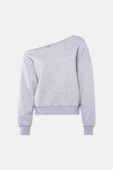 Pull gris Unwind avec une épaule dénudée et des manches longues.