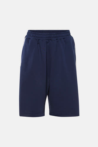 Short bleu d'Unwind, avec une ceinture élastique et une bande blanche sur le côté.