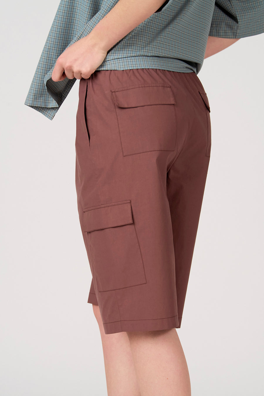 Short marron Unwind avec taille élastique, poche cargo sur le côté et poche arrière à rabat, porté par un mannequin.