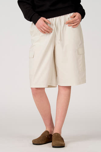Short de couleur écru d'Unwind avec taille élastique, poches latérales et cargo, vue arrière sur le mannequin.