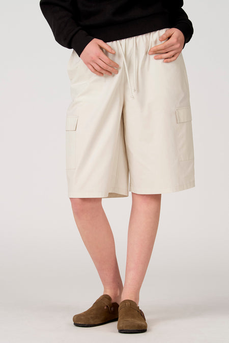 Short de couleur écru d'Unwind avec taille élastique, poches latérales et cargo, vue arrière sur le mannequin.