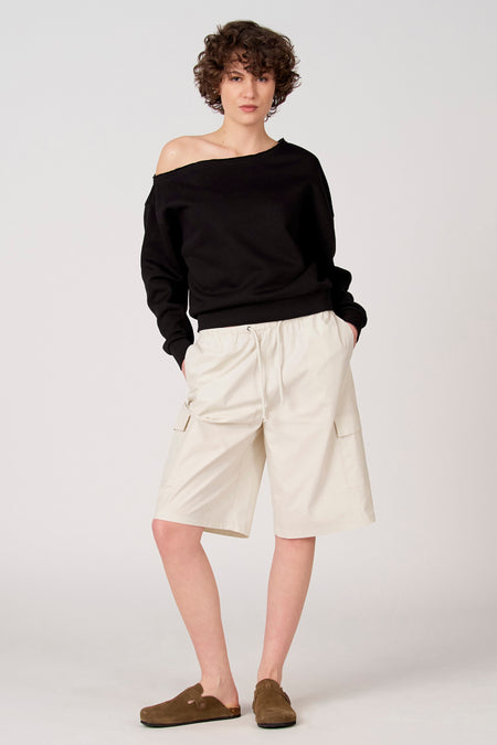Short écru Unwind avec poches cargo et cordon de serrage à la taille.