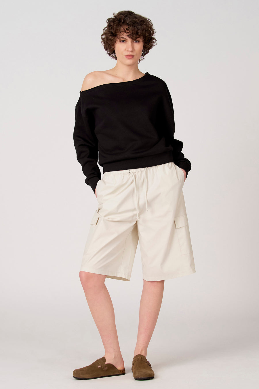 Short écru Unwind avec poches cargo et cordon de serrage à la taille.