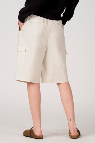 Short écru Unwind, vue arrière, avec poches cargo et taille élastique.