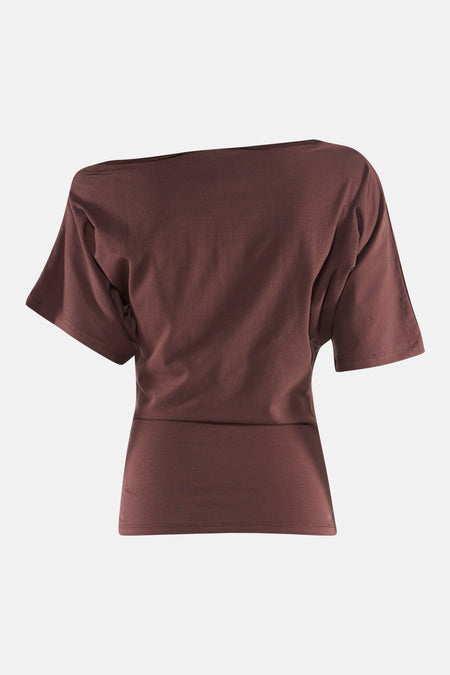 T-shirt marron Unwind avec un col large, des manches chauve-souris courtes et une bande à la taille ajustée, dos.