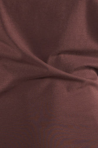 T-shirt marron d'Unwind, avec une texture visible et des plis doux dans le tissu.