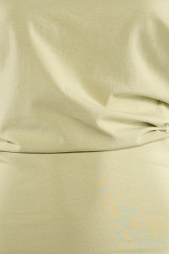 T-shirt vert clair d'Unwind avec une structure en maille fine et des plis doux et ondulés.