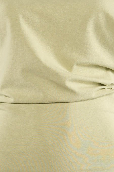 T-shirt vert clair d'Unwind avec une structure en maille fine et des plis doux et ondulés.