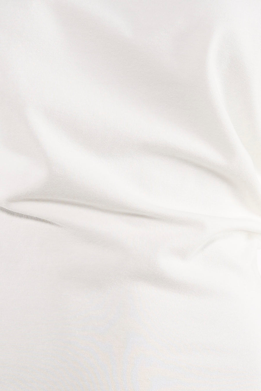 T-shirt blanc Unwind avec texture douce et légers plis.