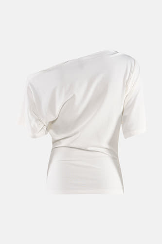 Wit T-shirt van Unwind met één blote schouder en korte mouwen, achterkant.