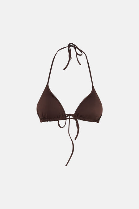 Bruine driehoeksbikinitop van Unwind met verstelbare bandjes en knoopdetail aan de voorkant, front view