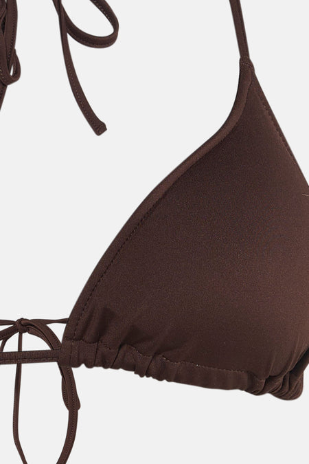 Bruine driehoeksbikinitop van Unwind met geknoopte bandjes en geruchte zoom, close-up detail
