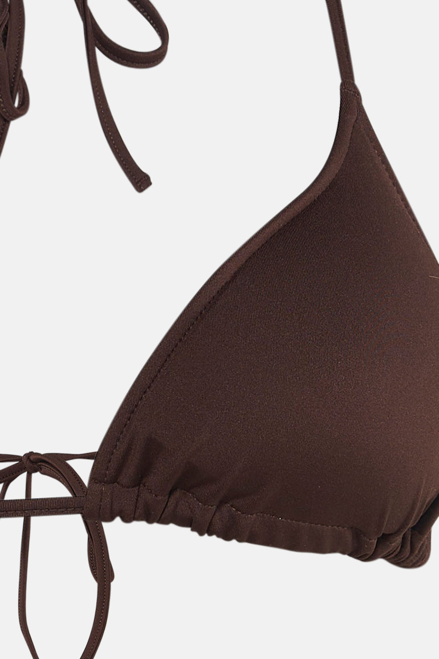 Bruine driehoeksbikinitop van Unwind met geknoopte bandjes en geruchte zoom, close-up detail