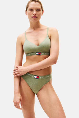 Groene beha van TOMMY JEANS, gedragen met bijpassende slip, tegen een effen achtergrond.