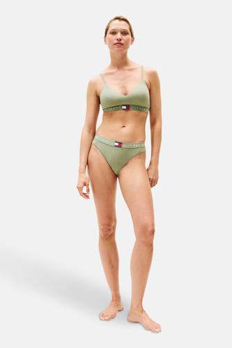 Groene beha van TOMMY JEANS, gedragen met bijpassende slip, in een overzichtelijke weergave.
