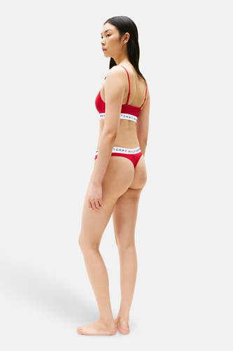 Rode beha van TOMMY JEANS, met witte band, gezien van opzij.
