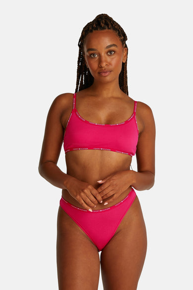 Roze slip van Tommy Jeans met een elastische tailleband met logo.
