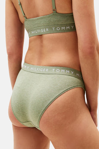 Groene slip van TOMMY JEANS, met een elastische tailleband met logo, gezien van achteren.
