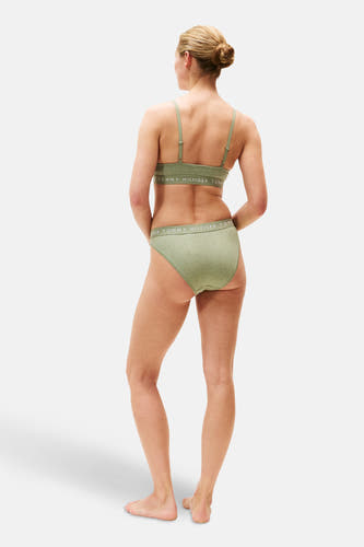 Groene slip van TOMMY JEANS, gezien van achteren, gedragen door een vrouw met haar opgestoken.