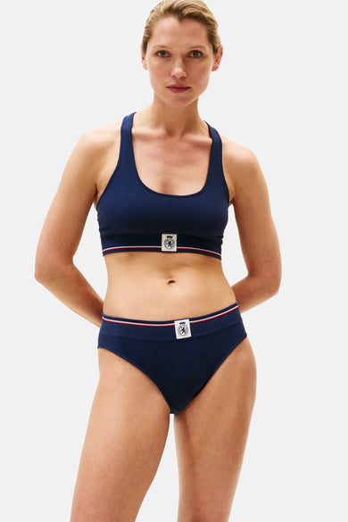Jean TOMau de Tommy Tommy, avec un pantalon assorti, texture côtelée et détail de logo.