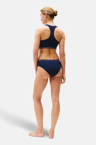 Blauwe slip van TOMMY JEANS, effen kleurig met elastische tailleband, gezien van achteren.
