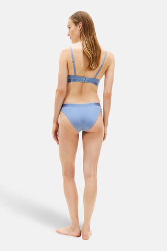 Blauwe slip van TOMMY JEANS, achterkant gezien, met elastische band met logo.