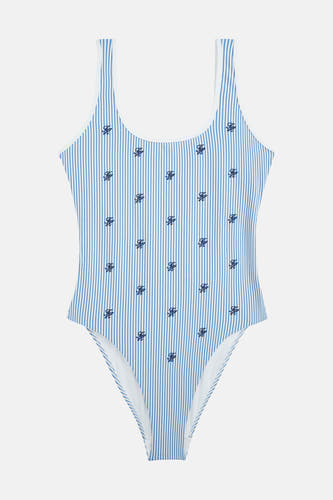 Blauw-wit gestreept badpak van TOMMY JEANS met een patroon van kleine, donkerblauwe logo's en witte biesjes.