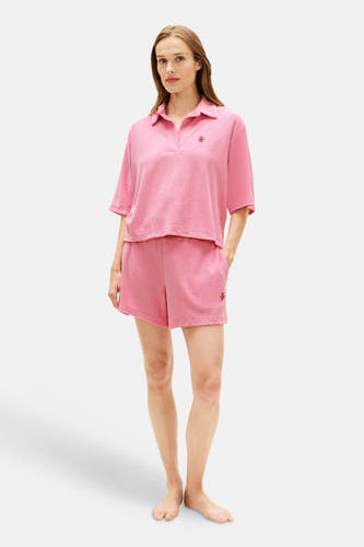Roze badstof polo met korte mouwen van TOMMY JEANS, met rood geborduurd logo en bijpassende shorts.