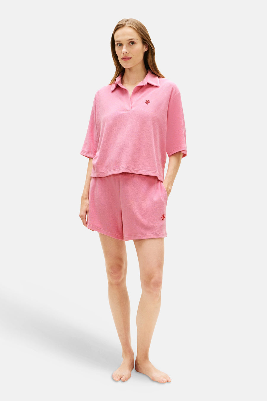 Roze badstof polo met korte mouwen van TOMMY JEANS, met rood geborduurd logo en bijpassende shorts.