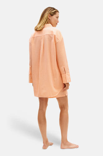 Oranje fijn geruit hemd met lange mouwen van TOMMY JEANS, met seersucker textuur, wijde pasvorm, achterzijde.