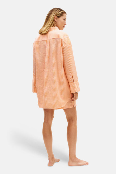 Oranje fijn geruit hemd met lange mouwen van TOMMY JEANS, met seersucker textuur, wijde pasvorm, achterzijde.
