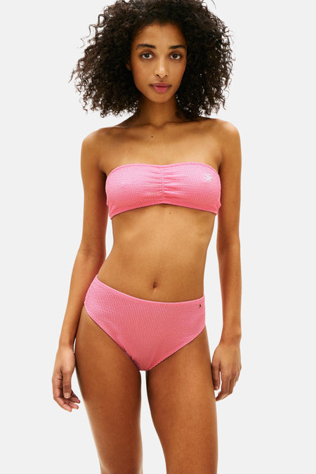 Roze bikinibroekje van TOMMY JEANS, met hoge taille en een subtiele textuur.