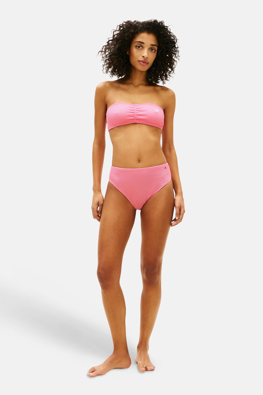 Roze bikinibroekje van Tommy Jeans, met hoge taille en een subtiele wafeltextuur.