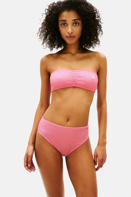 Haut de bikini rose de Tommy Jeans, avec une texture gaufrée et un modèle bandeau.