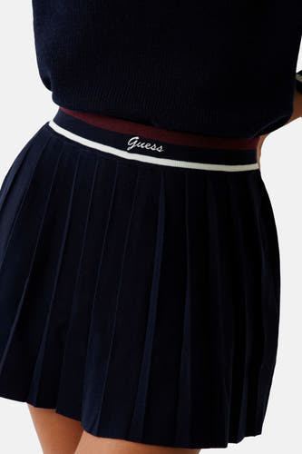 Blauwe, korte plooirok van Guess, met een gestreepte tailleband en geborduurde logo details.
