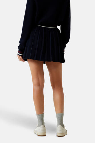 Blauwe korte rok van Guess, met plooien en gestreepte tailleband.