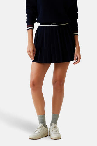 Blauwe korte rok van Guess, met plooien en een witte tailleband met logo.