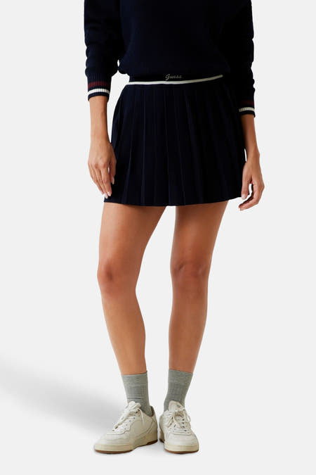 Jupe courte bleue de Guess, avec plis et une ceinture blanche avec logo.