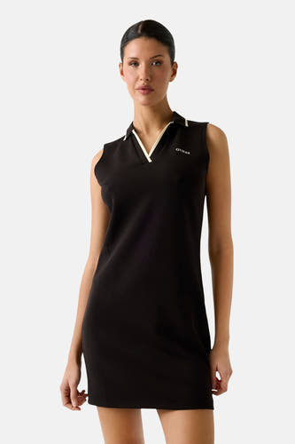 Robe noire à manches courtes de Guess, avec un col blanc et un logo sur la poitrine.