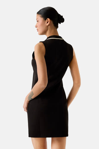 Robe noire à manches courtes de Guess, avec une ligne d'accent blanche sur le col.