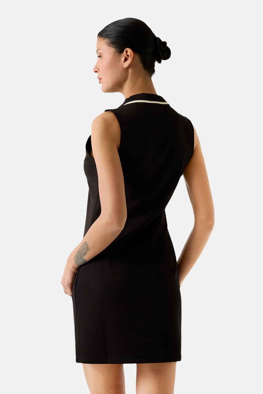 Robe noire à manches courtes de Guess, avec une ligne d'accent blanche sur le col.