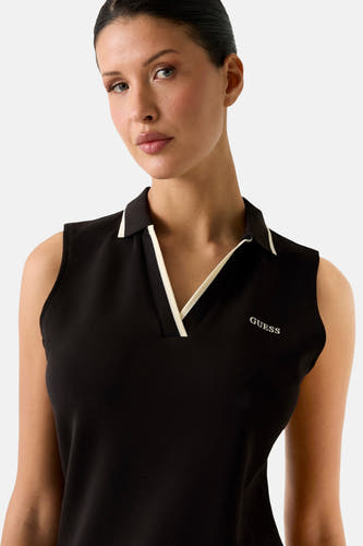 Robe noire sans manches de Guess, avec des accents blancs à l'encolure et le logo sur la poitrine.