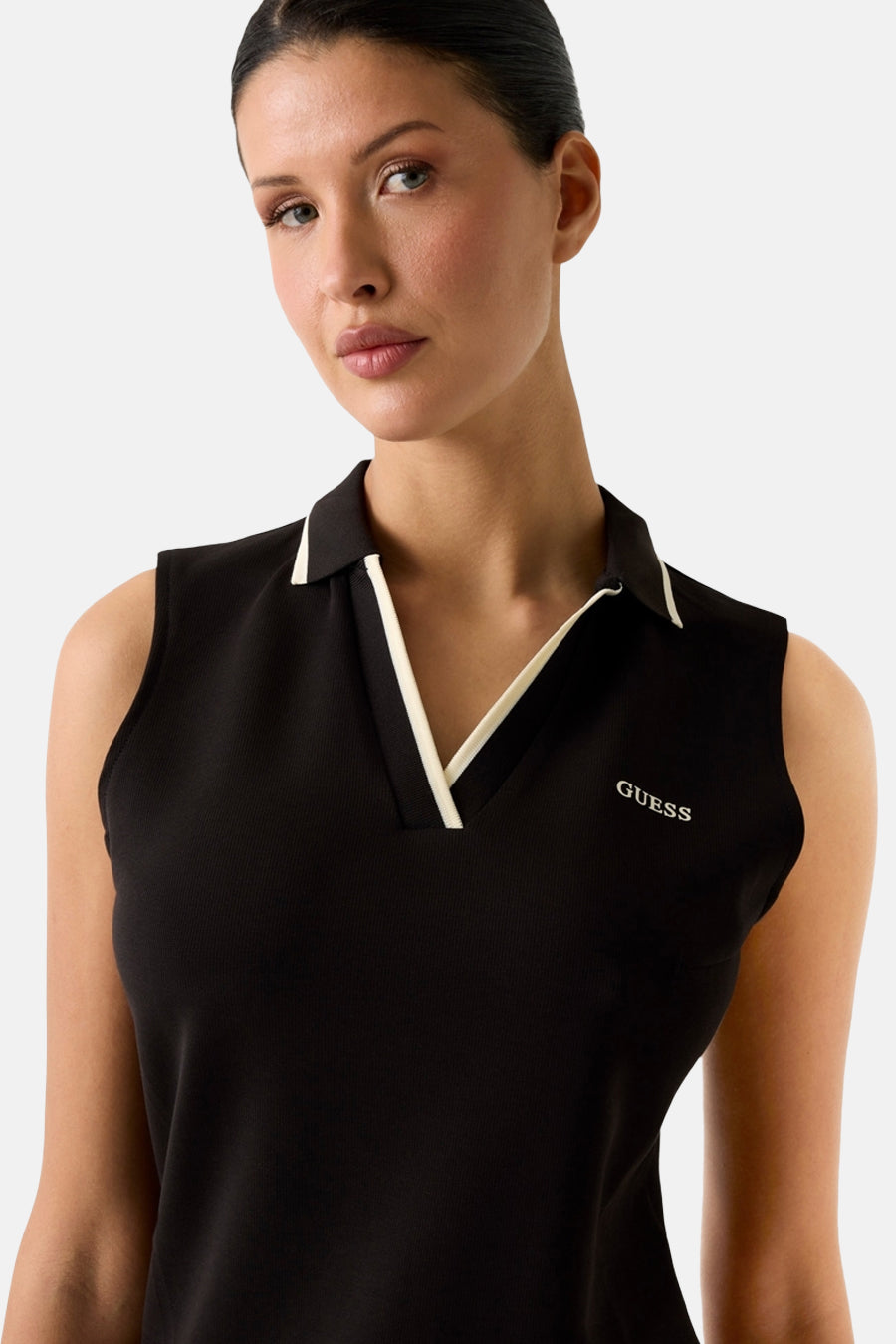 Robe noire sans manches de Guess, avec des accents blancs à l'encolure et le logo sur la poitrine.