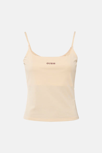 Haut beige à fines bretelles de Guess, porté avec un jean bleu et des baskets couleur crème.