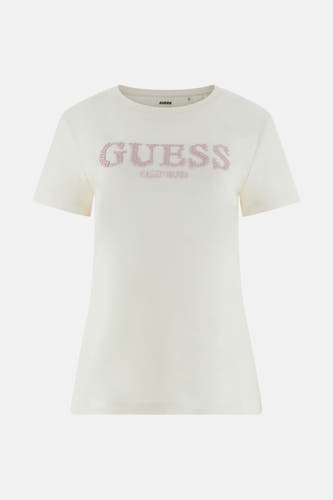 T-shirt blanc à manches courtes de Guess, avec le logo "Guess California" rose sur la devanture.